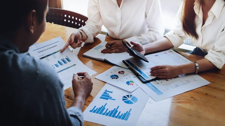 Un audit mené par un responsable qualité dans une entreprise