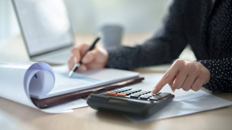 Un auditeur en norme EN 9100 dans une entreprise