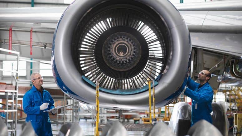 Un auditeur en norme EN 9100 dans une usine aéronautique