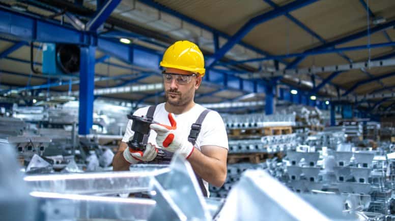 Un contrôle qualité dans une usine de production de pièce d'avion