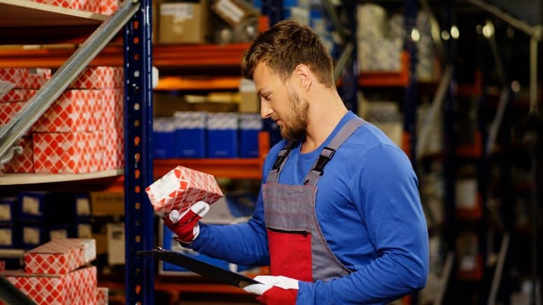 Un controleur qualité dans une usine
