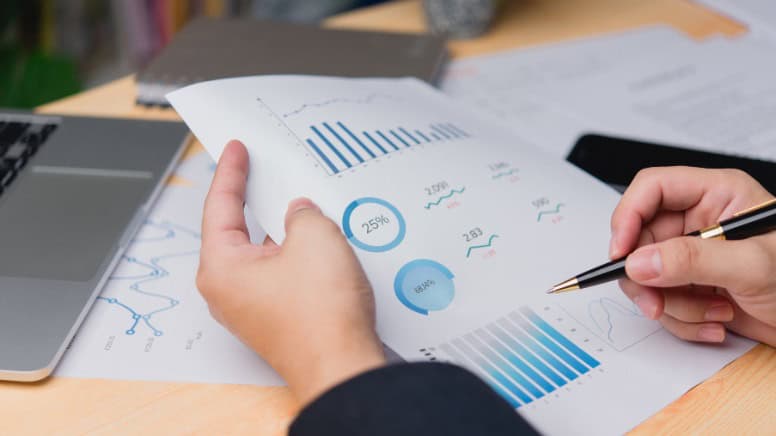 Un responsable qualité qui analyse des indicateurs en aéronautique
