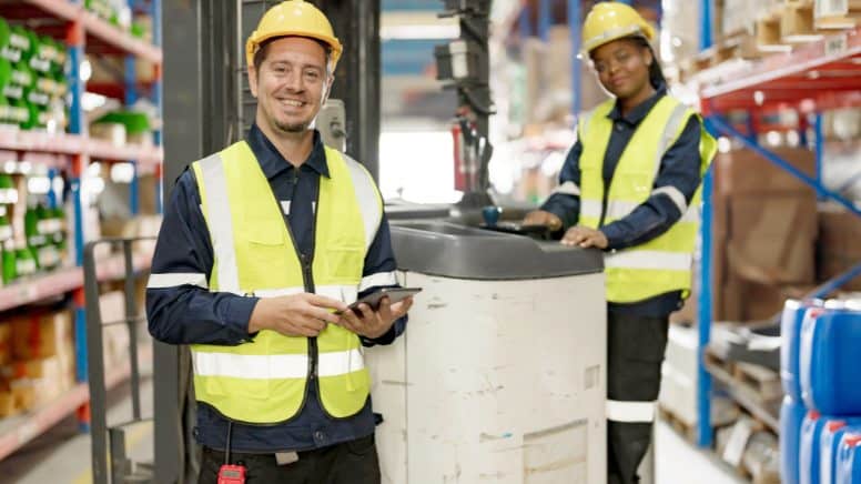 Un spécialiste qualité dans une usine
